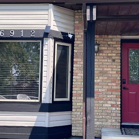 Calgary-Banff House Close Lrt&Dt&Free Parking Apartment Exterior photo
