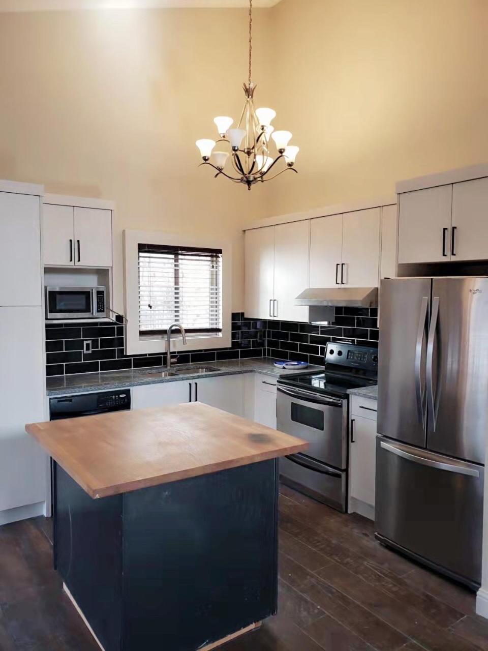 Calgary-Banff House Close Lrt&Dt&Free Parking Apartment Exterior photo